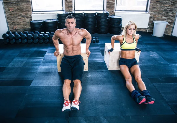 Workout für Mann und Frau mit den Händen auf der Fitnessbox — Stockfoto