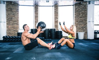 Bir erkek ve kadın egzersiz fitball ile grup