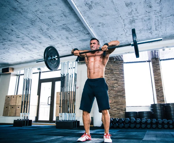 Gespierde man hijs barbell — Stockfoto