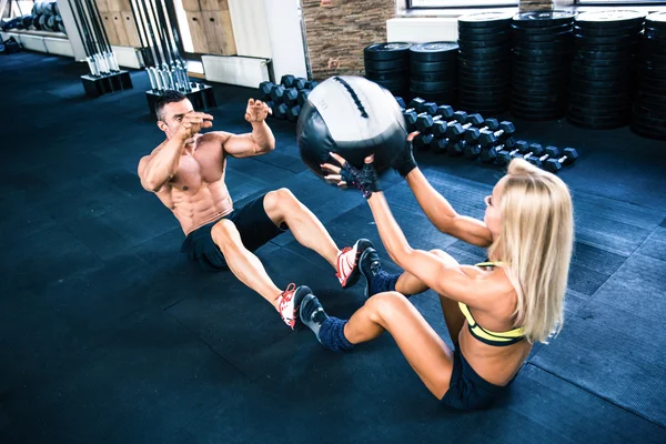Fitball에 대 한 남자와 여자의 운동 근육 — 스톡 사진