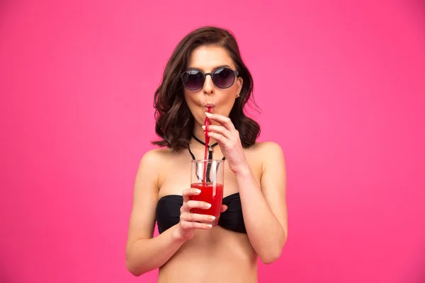 Junge Frau im Badeanzug mit einem Glas Saft — Stockfoto