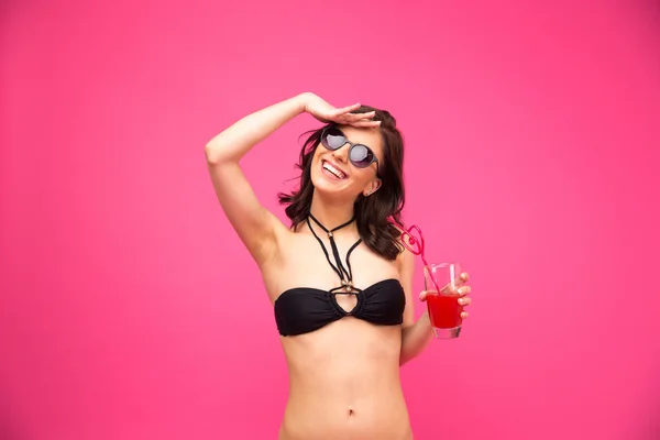 Mujer sonriente en traje de baño sosteniendo jugo fresco — Foto de Stock