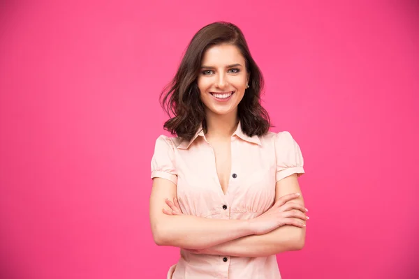 Retrato de una mujer sonriente con los brazos cruzados —  Fotos de Stock