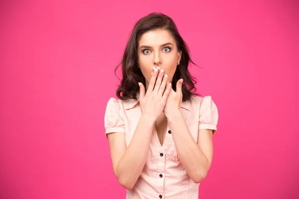 Verrast vrouw die betrekking hebben op haar mond met handen — Stockfoto