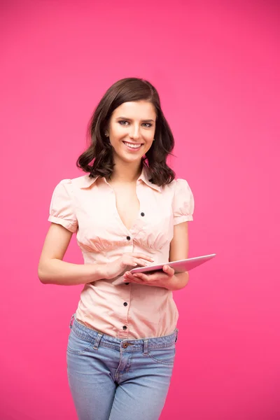 Sorrindo mulher segurando tablet computador — Fotografia de Stock