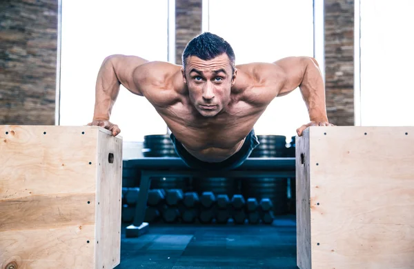 Homem muscular fazendo flexões na caixa de ajuste — Fotografia de Stock