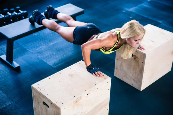 Beautiful sports woman doing push ups on fit box — Stock Photo, Image