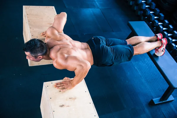 Svalnatý muž dělá push up na fit box — Stock fotografie