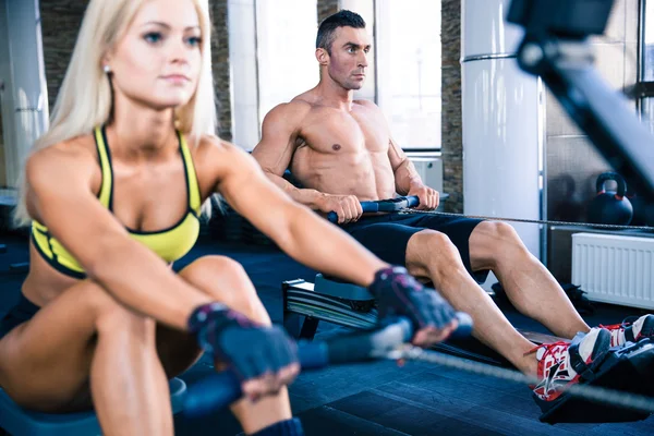 Man och kvinna träning på träningssimulator — Stockfoto
