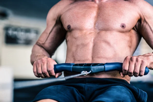 Uomo che lavora sul simulatore di allenamento — Foto Stock