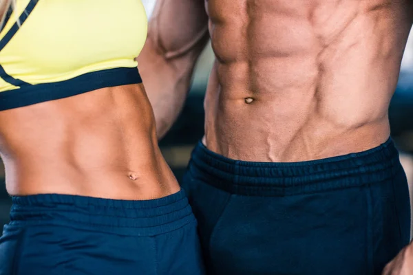 Torso dell'uomo muscolare e della donna sportiva — Foto Stock