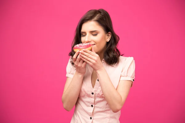 Portrait of a pretty woman with donut — Stock Photo, Image