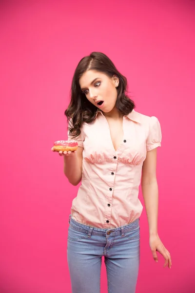 Surpresa mulher segurando donut — Fotografia de Stock