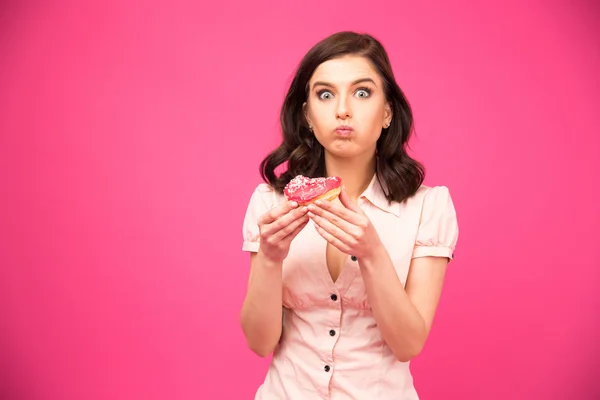 Jovem bela mulher comendo donut — Fotografia de Stock