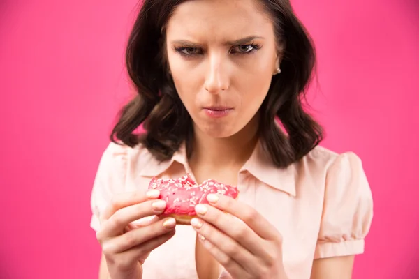 Ung kvinna äta donut — Stockfoto