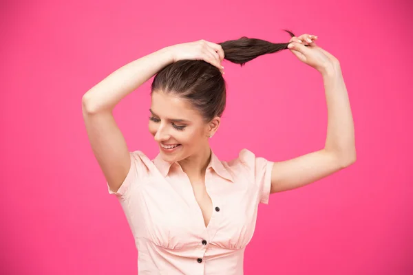 Glad ung kvinna att göra hennes hår — Stockfoto