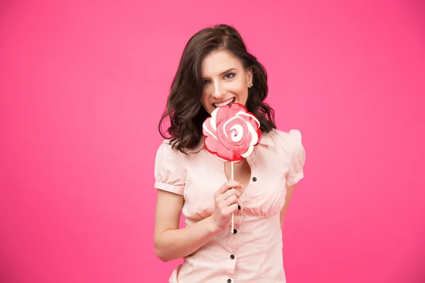 Jovem mulher comendo pirulito — Fotografia de Stock