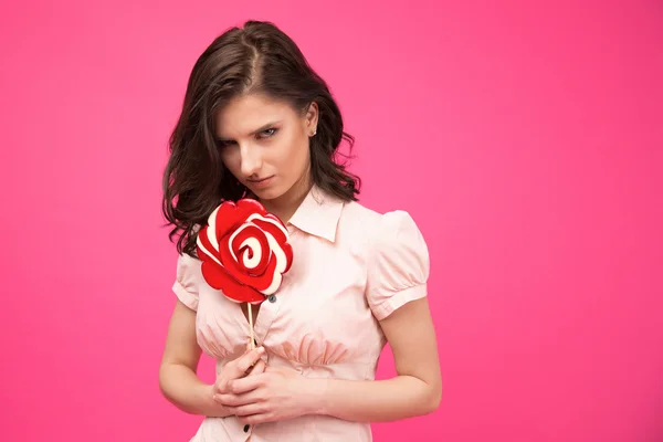 Jovem mulher segurando pirulito — Fotografia de Stock