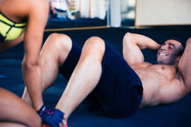 ABS egzersiz yaparak mutlu kaslı adam