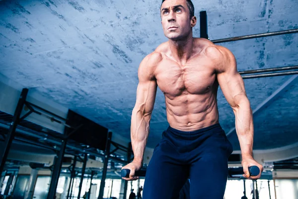 Bonito homem musculoso treino em bares — Fotografia de Stock