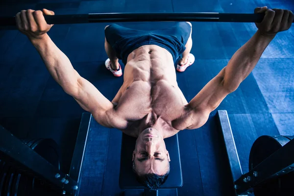 Muskelkräftiges Männertraining mit Langhantel auf Bank — Stockfoto