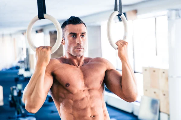 Muskelkräftiges Männertraining am Fitnessring — Stockfoto