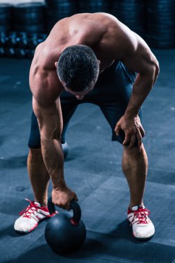 Kaslı adam egzersiz su ısıtıcısı topu ile