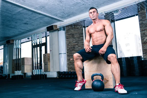 Uomo muscolare a riposo in palestra crossfit — Foto Stock