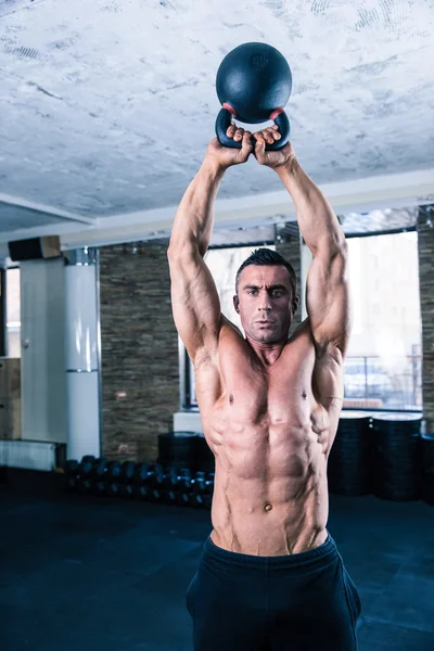 Bodybuilder homme séance d'entraînement avec bouilloire boule — Photo