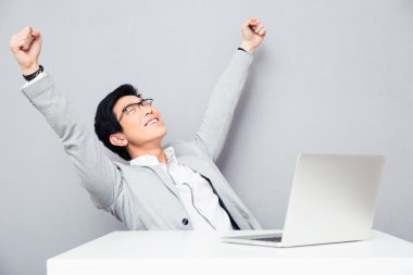 Laptop ile masadan mutluluk işadamı