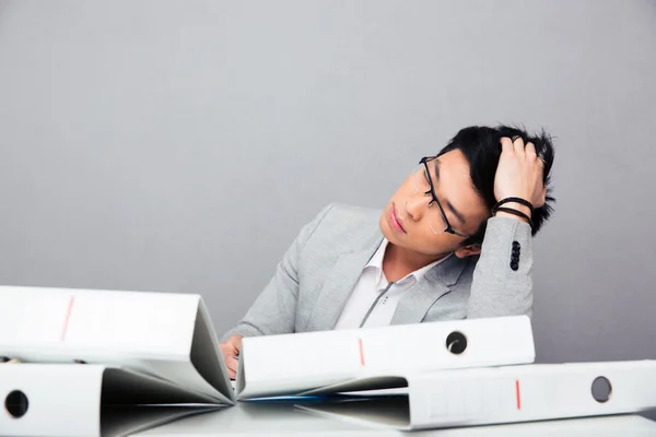 Втомився бізнесмен спить за столом — стокове фото