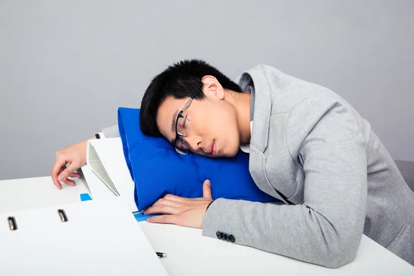 Mladý podnikatel sleepig na stůl — Stock fotografie