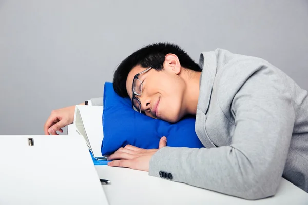 Asiatischer Geschäftsmann schläft auf dem Tisch — Stockfoto