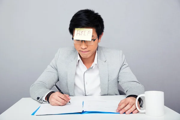 Zakenman zitten aan de tafel met zelfklevende note — Stockfoto