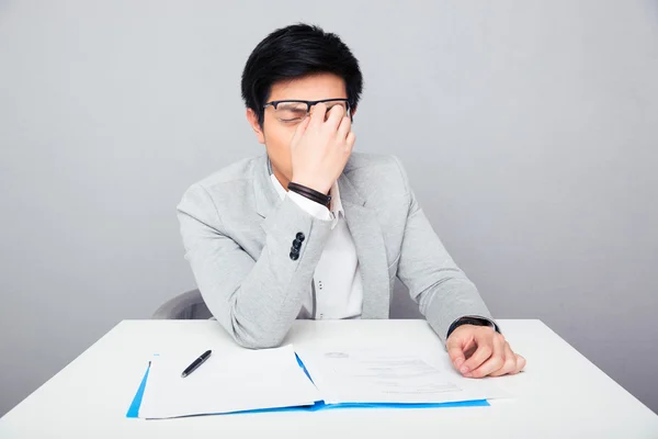 Moe zakenman zitten aan de tafel in office — Stockfoto