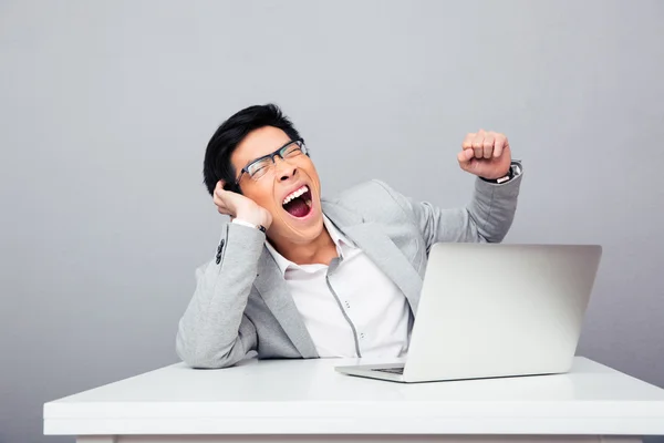 Empresário sentado à mesa e bocejando — Fotografia de Stock