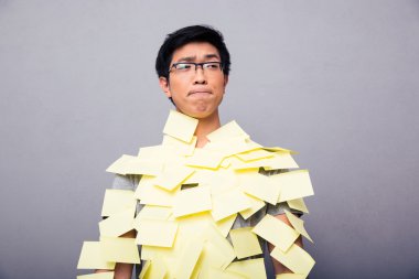 Genç Asyalı adam yapıştırılan çıkartmalar