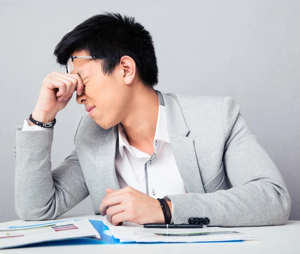 Homem de negócios cansado sentado à mesa — Fotografia de Stock