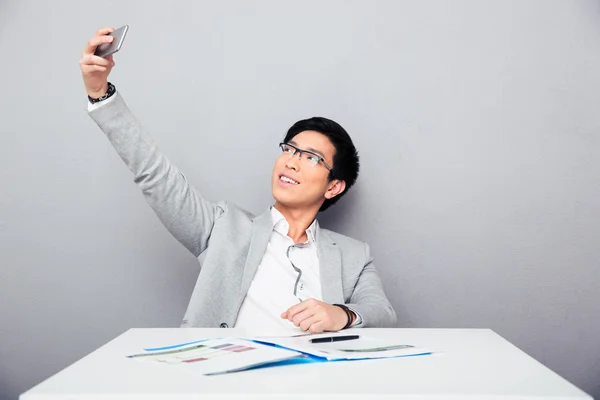 Empresário feliz fazendo foto selfie — Fotografia de Stock