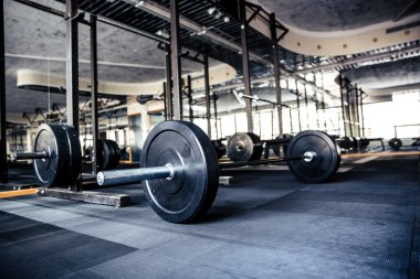 Ekipmanlı bir spor salonu.