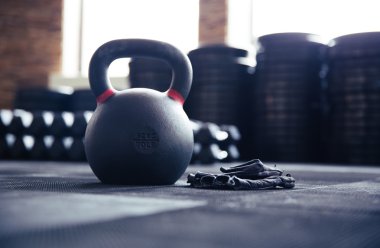 Portre resim bir su ısıtıcısı top ve spor eldiven