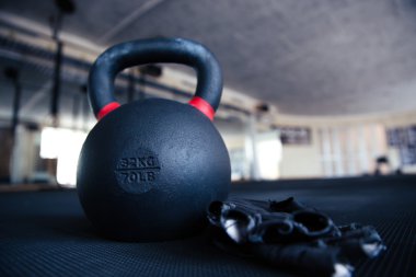 Portre resim bir su ısıtıcısı top ve spor eldiven