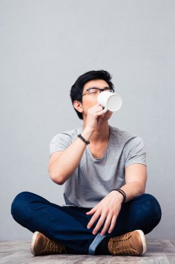 Genç Asyalı adam kahve içme