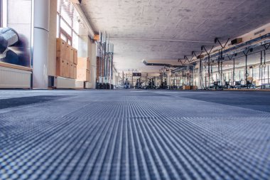 Ekipmanlı bir spor salonu.