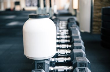 Spor ve beslenme üzerinde halter ile plastik konteyner 