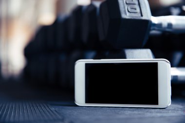 Spor salonunda yerde Smartphone