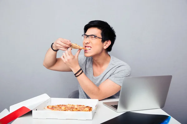 Guapo asiático hombre comer pizza — Foto de Stock