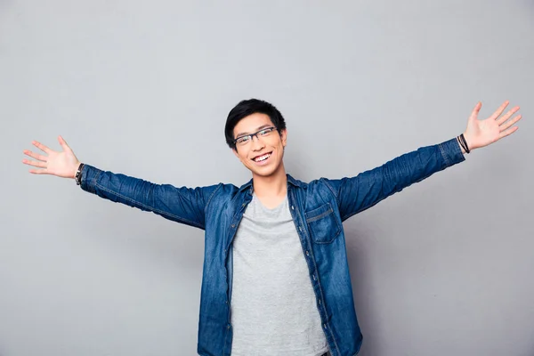 Glücklicher asiatischer Mann begrüßt jemanden — Stockfoto