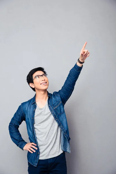 Mutlu genç adam parmak göstermek yukarıya — Stok fotoğraf