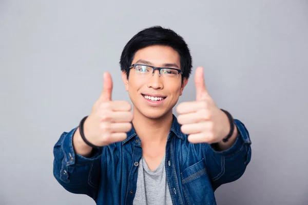 Portret van een gelukkig Aziatische man met duim omhoog — Stockfoto